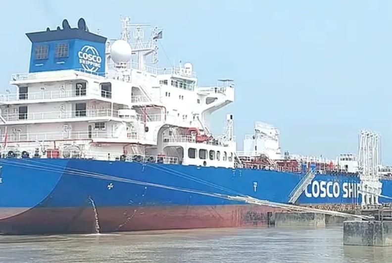 চট্টগ্রাম বন্দরে চলছে তিন জাহাজে আসা জ্বালানি খালাসের কাজ